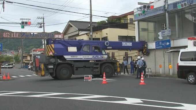 クレーン車が建物に衝突　広島県呉市の国道31号　運転手(50代)は事故直前に意識を失っていたか　搬送先の病院で死亡確認　現場付近が一時通行止めに|TBS NEWS DIG