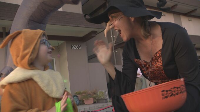 在日米軍基地内のハロウィーン　人気は恐竜、ハリーポッター、スパイダーマン　「お相撲サン」も　日本人も1000人訪問|TBS NEWS DIG