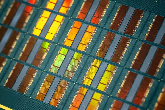 メモリー株、AI需要で「スーパーサイクル」論争－利益急増でも低PER