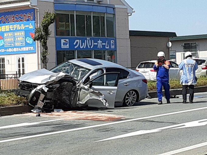 車が中央分離帯に乗り上げ…店舗のガラス割れ…　国道で複数台絡む事故　酒気帯び運転の疑いで逮捕された人も　現場画像も（山形）　|　山形のニュース│TUYテレビユー山形