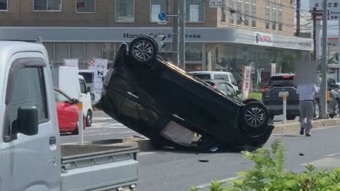 中央分離帯の上で車がひっくり返った状態に…　車同士が衝突、2台の運転手ともに命に別条なし　|　BSSニュース | BSS山陰放送