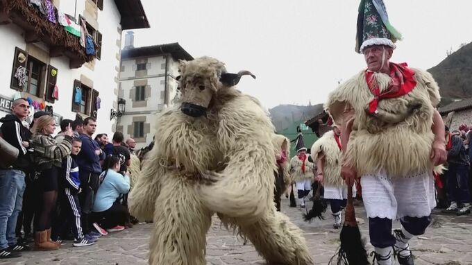 スペイン北部で悪霊を追い払い 春を呼び寄せる祭り