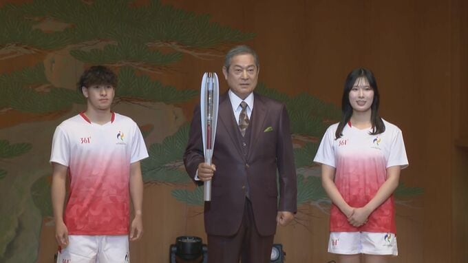 “アジア大会100日前セレモニー” 公式アンバサダー･松平健さん｢大会盛り上げていきたい｣ 聖火リレーのトーチやユニフォームを披露|TBS NEWS DIG