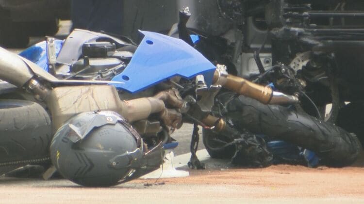 大型オートバイが車と正面衝突 フロント部分大破し27歳男性ライダーが