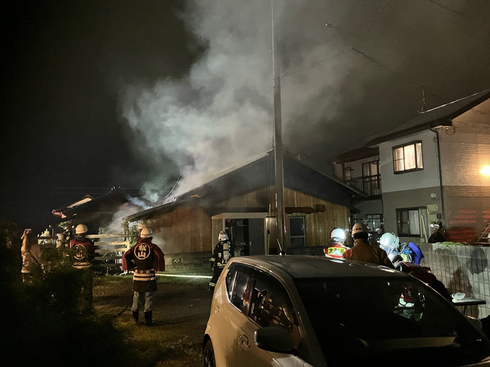 1階から煙が出ている」24日未明 住宅で火災 寝室や台所などを 52