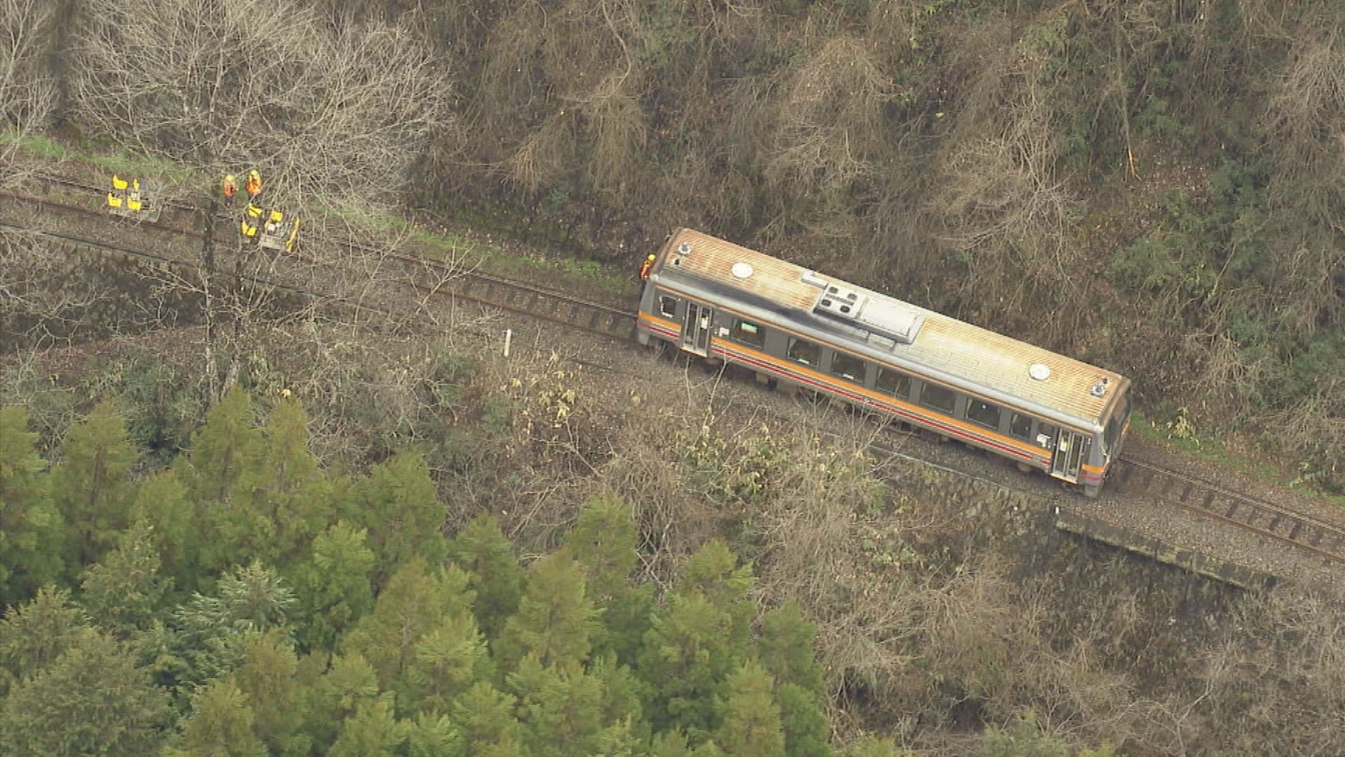 一部脱線した列車の空撮画像】JR芸備線で落石と接触 東城～備後落合