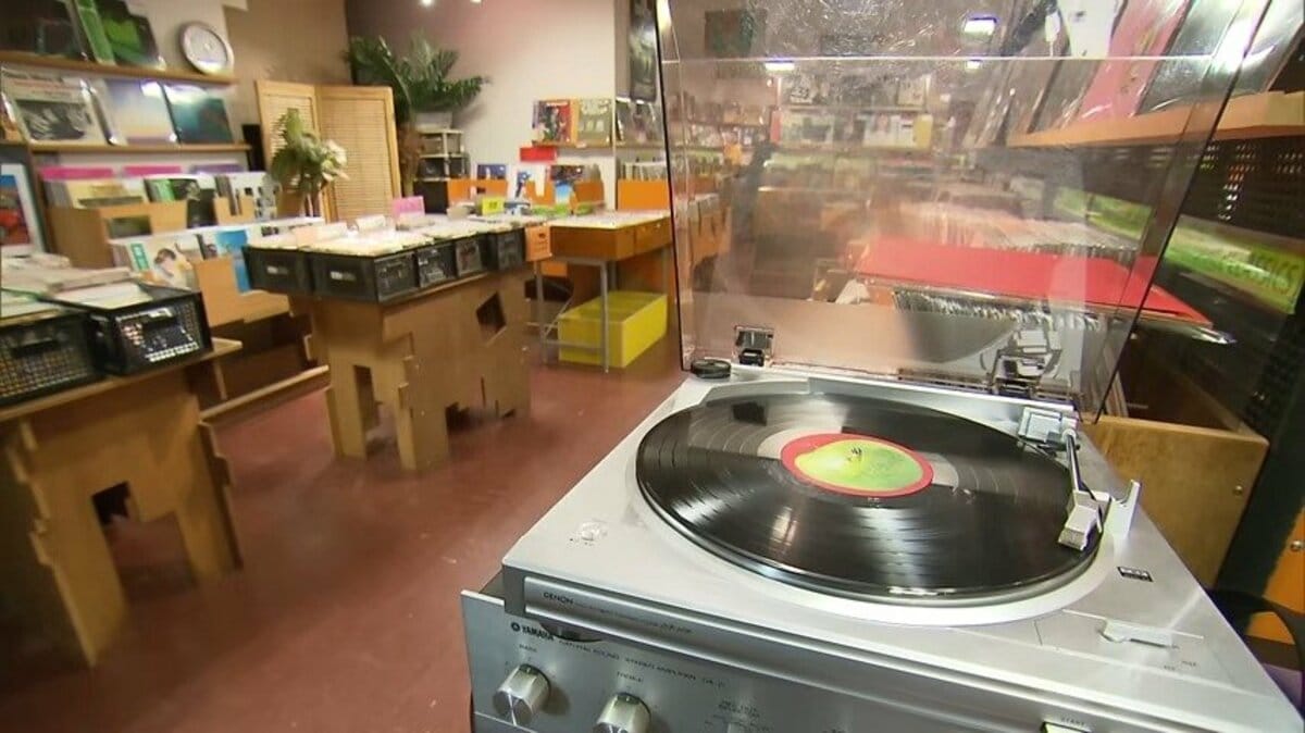 デジタル全盛のなかで“古き良き”にこだわり続けたお店とお客の物語
