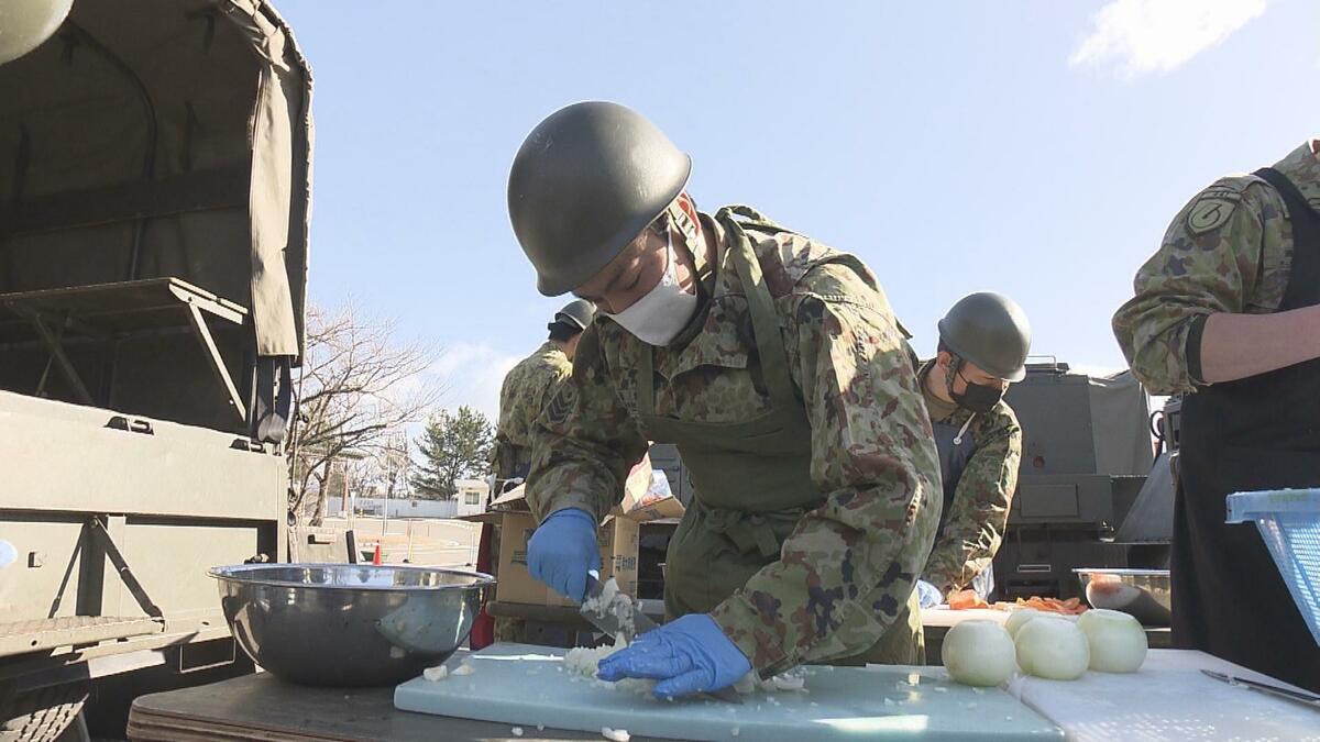 食材探検隊 迷彩服にエプロン姿、隠し味はケチャップ…災害時に求められる「炊事力