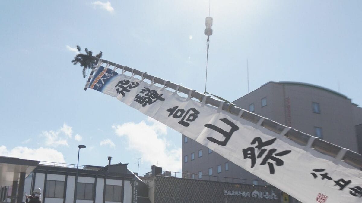 10月9日･10日に｢秋の高山祭｣ 準備着々… JR高山駅前に長さ約10ｍの｢のぼり旗｣  2.2メートルの大提灯も