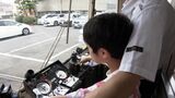 小学生が路面電車の運転体験　緊張した表情でレバーを操作　車庫にある約50メートルの線路で【岡山】　|　岡山・香川のニュース | 天気 | RSK山陽放送