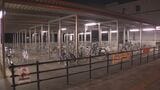 ＪＲ駅の駐輪場で自分の原付バイクが…若い男２人に声かけて取り押さえようとした際に転倒しけが　警察は強盗傷害事件として若い男２人の行方追う　札幌市|TBS NEWS DIG