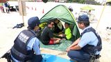 お盆前のビーチで白い砂浜を歩く『制服姿の警察官たち』水難事故防止へ...キーワードは「見せる警戒」=静岡県警 | 静岡のニュース | SBSNEWS | 静岡放送