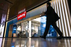 リーバイ、通期見通し引き上げも米関税の影響を警告－時間外で株下落| TBS CROSS DIG with Bloomberg