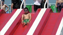 「いやもう最高！」夏本番！暑い青森県内　最高気温31.9℃の弘前市ではプールに子どもや家族連れの姿　水の中は涼しいもののプールサイドの地面は日差しで暑くなるためスプリンクラーで水まく状態|TBS NEWS DIG