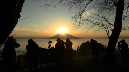 5分間の絶景「ダイヤモンド桜島」見ごろに マレーシアからの観光客も