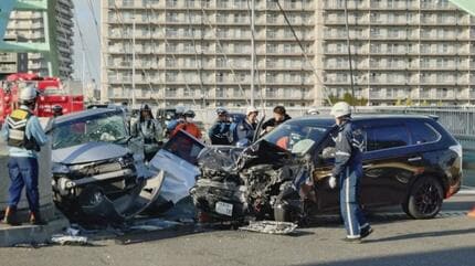 乗用車2台が衝突し大破「車から出られない」とSOS、70代くらいの男女