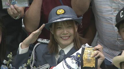 プロレスラー岩谷麻優さんが1日警察署長に！子どもたちと交通安全教室