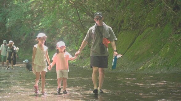 岳切渓谷で“沢歩き”　約2キロの水流遊歩道　家族連れでにぎわう　大分・宇佐市　|　大分のニュース｜OBS NEWS｜大分放送