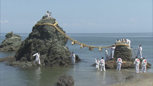 台風10号の影響で切れた大しめ縄　二見興玉神社の夫婦岩で張り替え神事　約1時間かけて結ぶ　三重・伊勢市|TBS NEWS DIG