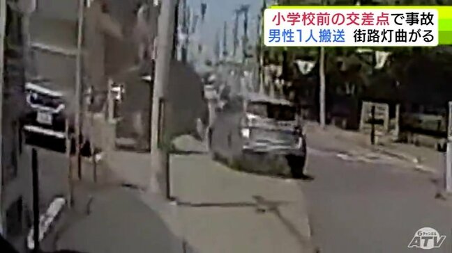 【詳報】小学校前の交差点で車同士が出合い頭に衝突する事故 車の当たった街路灯は曲がって傾く 現場は一時騒然 男性1人が病院搬送も意識あり 警察が事故原因などを調べる 青森市花園|TBS NEWS DIG
