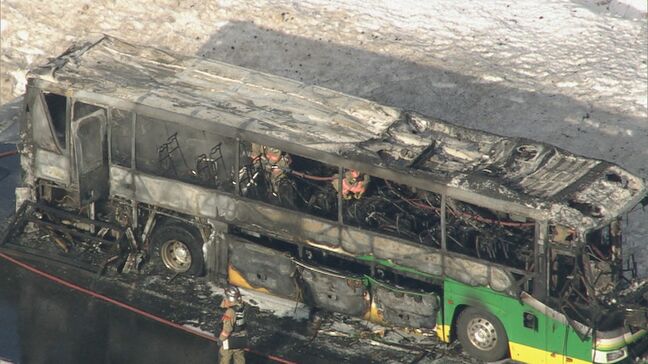 【続報】バス後部から出火　運転手は乗客を避難させたあと、炎が回るバスから荷物を運び出す　乗客全員の荷物は無事　回送中のバスで空港へ|TBS NEWS DIG