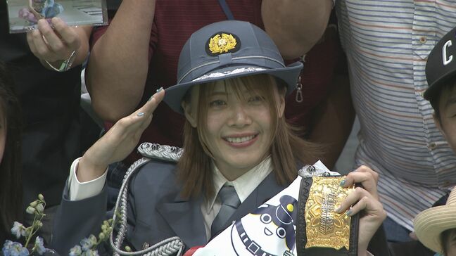 プロレスラー岩谷麻優さんが１日警察署長に！子どもたちと交通安全教室|TBS NEWS DIG