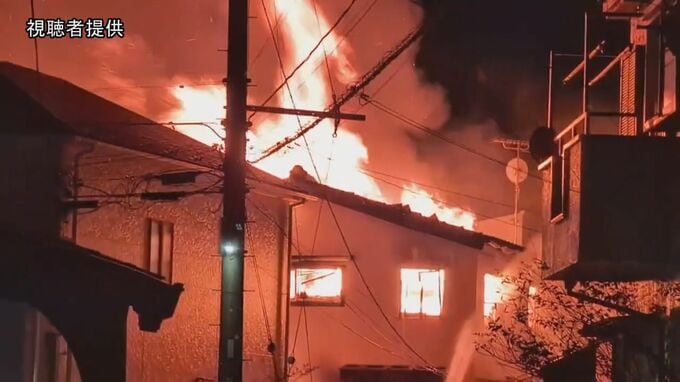 埼玉・狭山市で住宅6棟の火事　焼け跡から遺体発見　火元とみられる住宅に住む男性（70代）と連絡取れず|TBS NEWS DIG