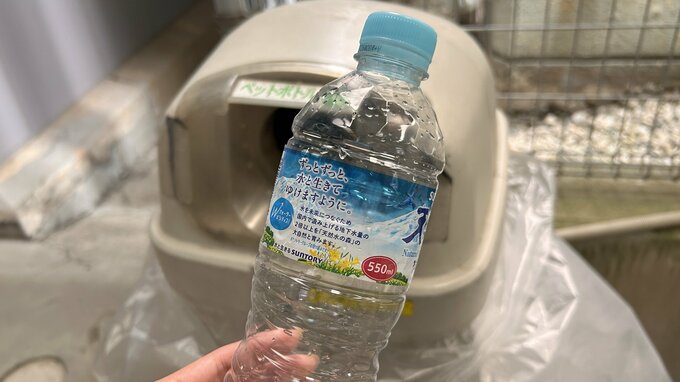 意外と知らない「自販機横のリサイクルボックス」の謎　投入口は2つなのに中は一緒、なぜ？　「ペットボトルの捨て方」できている人は3割|TBS NEWS DIG