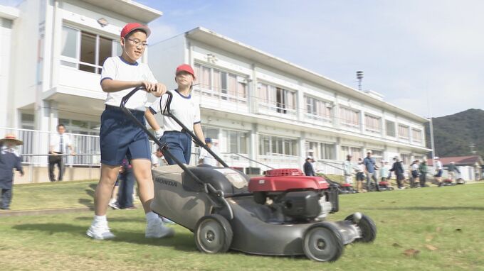 芝生グラウンドで児童が芝刈り「ありがとう」ふだんは地域の人が整備|TBS NEWS DIG