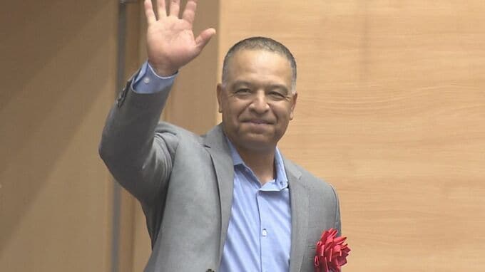 「沖縄の人を愛しています！ 」ドジャースで世界一　沖縄ルーツのデーブ・ロバーツ監督が凱旋　那覇市が特別栄誉賞を贈る|TBS NEWS DIG