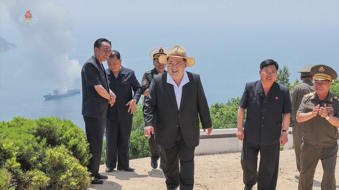 北朝鮮　金総書記が新型駆逐艦の戦略巡航‌ミサイルの発射試験を視察