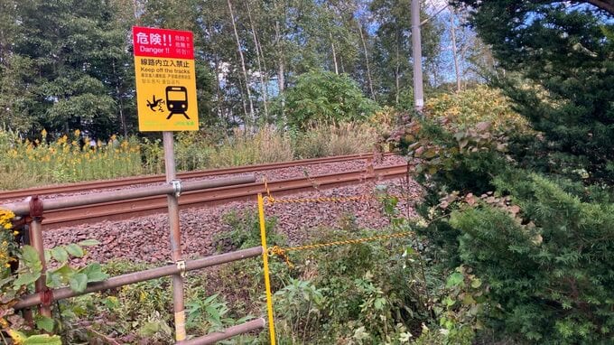 JR千歳線の線路上に携行缶のようなもの…列車が急ブレーキで衝突避ける　何者かが意図的に線路上の置いた可能性も　|　北海道のニュース｜HBC北海道放送