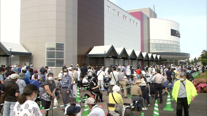 「備蓄米」1000袋販売に長蛇の列　イオンスタイル八戸沼館　整理券は開店40分前に配布終了「お客様が困っているというのをひしひしと感じる」　なかには買えなかった人も…|TBS NEWS DIG