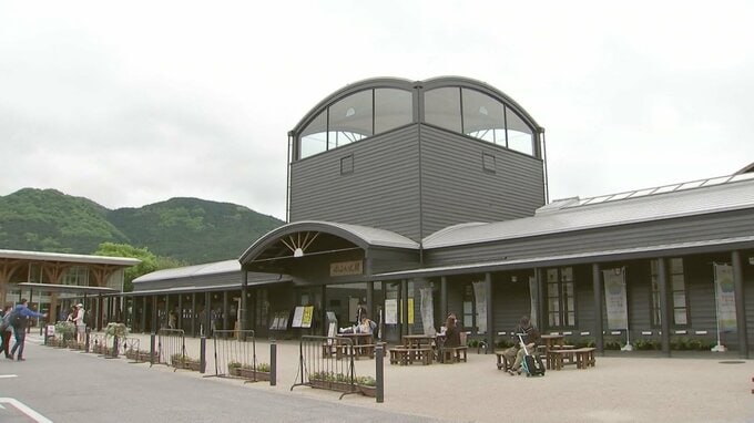 ＪＲ由布院駅で工事中の屋根から天井の１部が相次ぎ落下　複数の利用者に当たる　大分|TBS NEWS DIG