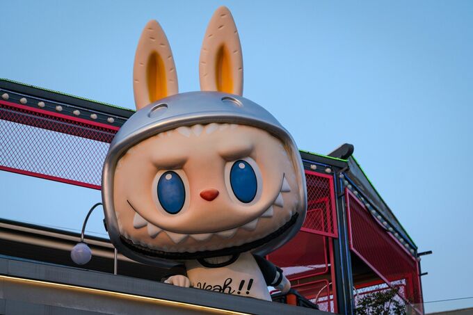 「ラブブ」の中国ポップマート株急落、製品価格が割高との社員発言で