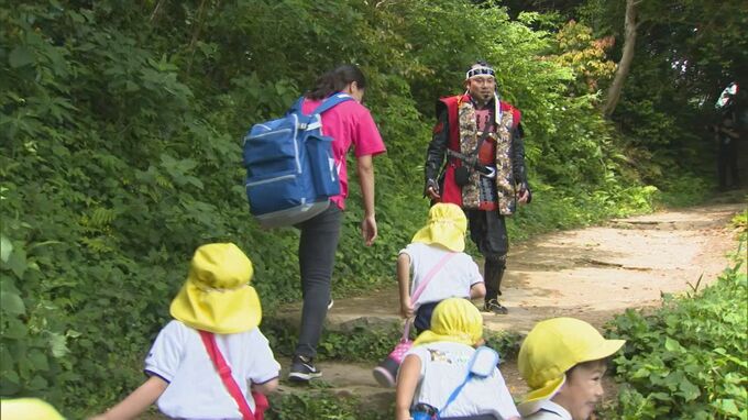 米子城跡に遠足の子どもたち　案内役は頼もしい武者！？　鳥取県・米子市　|　BSSニュース | BSS山陰放送