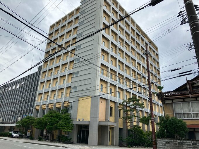 「客室で蓄電池が発火した」ホテル客室で火事　宿泊客の男性 消し止め右手にやけど　じゅうたんや寝具の一部を焼く　富山・魚津市　|　富山のニュース｜天気・防災｜チューリップテレビ