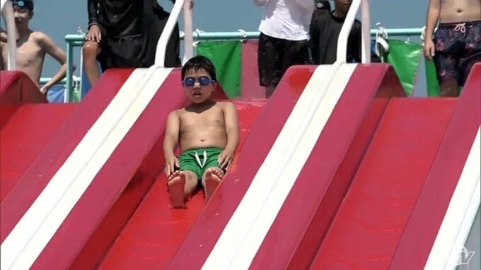 「いやもう最高！」夏本番！暑い青森県内　最高気温31.9℃の弘前市ではプールに子どもや家族連れの姿　水の中は涼しいもののプールサイドの地面は日差しで暑くなるためスプリンクラーで水まく状態|TBS NEWS DIG