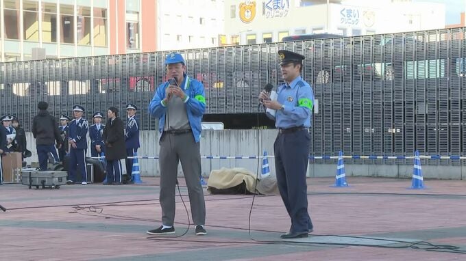 防犯イベントで防犯かるたを読み上げるお笑いタレントのあとむさん