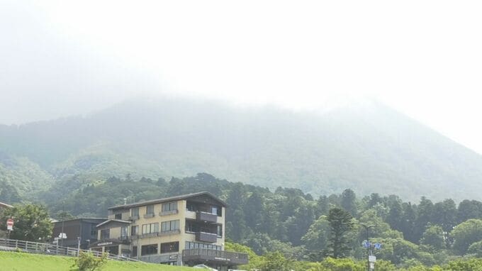 大山登山に行き、「木の枝でメガネが割れて顔を負傷し、出血で視界が悪く下山できない」と110番通報　2日後、通報場所から西に約500メートルの急斜面で発見…死亡を確認　遺体の身元は広島県の70代男性と判明|TBS NEWS DIG