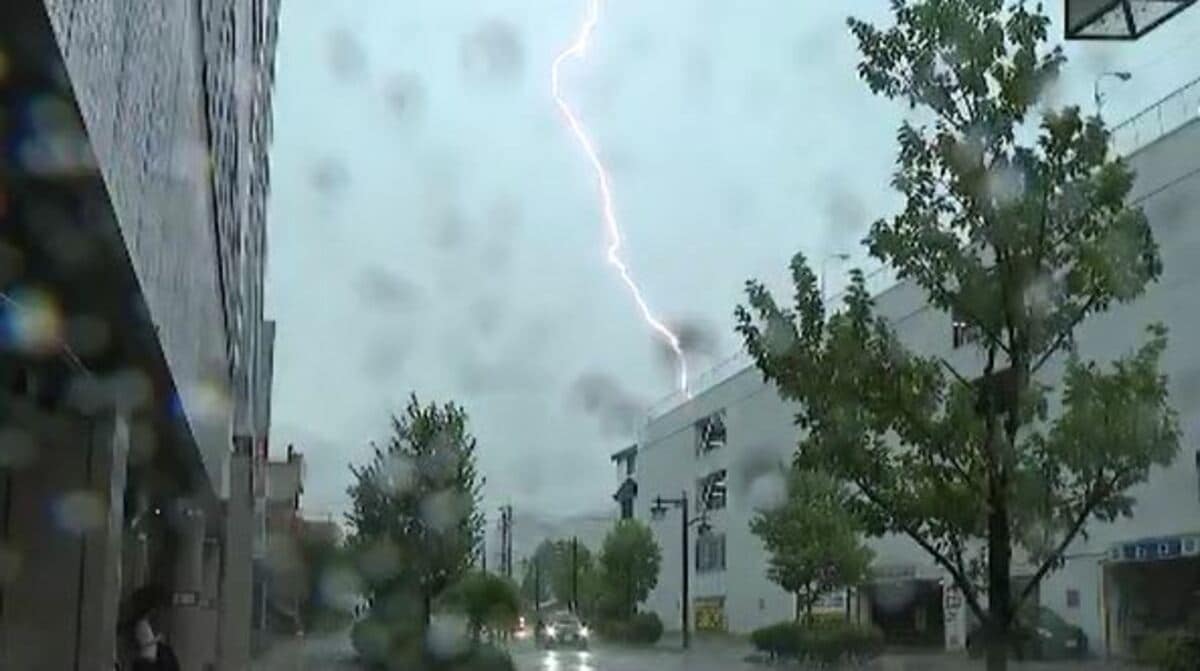 落雷や激しい横殴りの雨も 大気不安定 1日の夜遅くにかけ局地的な大雨