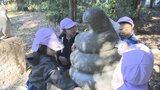 来年の干支「ヘビ」の石像 保育園児が大掃除 神社「干支にかけて蘇りの一年があるように」|TBS NEWS DIG