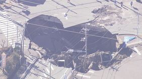 【速報】埼玉・八潮市の道路陥没　重機使いスロープを作り穴内部に重機を下ろす救助活動進める方針　運転席は土砂埋まり74歳男性の安否は不明|TBS NEWS DIG