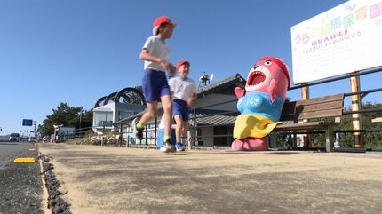 浜ちゃんと土人 桂浜水族館「おとどちゃん」マラソン大会に参加し“全力の休憩”…“同級生