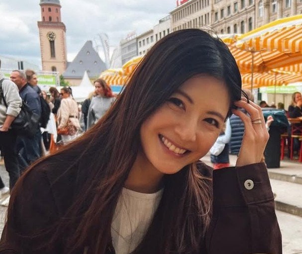【佐藤ありさ】　2児の母で37歳モデル　サッカー元日本代表・長谷部誠さんの妻　子どもと手をつなぎ近況を報告|TBS NEWS DIG