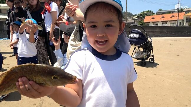 「楽しい」「プニプニする」地引き網漁を子どもたちが体験 生き物や環境の大切さを学ぶ=静岡|TBS NEWS DIG
