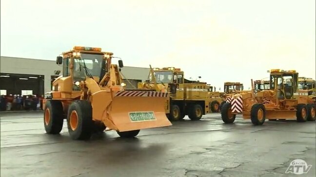 青森県内の国が管理する道路約330kmを除雪 本格的な冬を前に青森市で「除雪車両」の出動式 国・県・業者など約90人が参加して除雪作業の安全祈願|TBS NEWS DIG