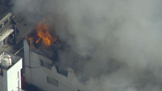【続報】男性１人が意識不明で搬送　「2階から炎が見える」広島市中区でアパート火災　消防車16台が出動に消火活動　|　RCC NEWS | 広島ニュース | RCC中国放送