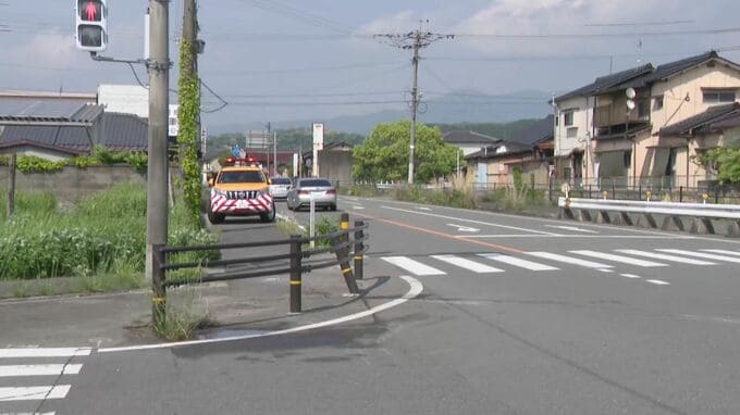 緊急走行中に赤信号で交差点に進入した覆面パトカーと乗用車が事故　乗用車の女性が軽傷　生後5か月の男の子も同乗|TBS NEWS DIG