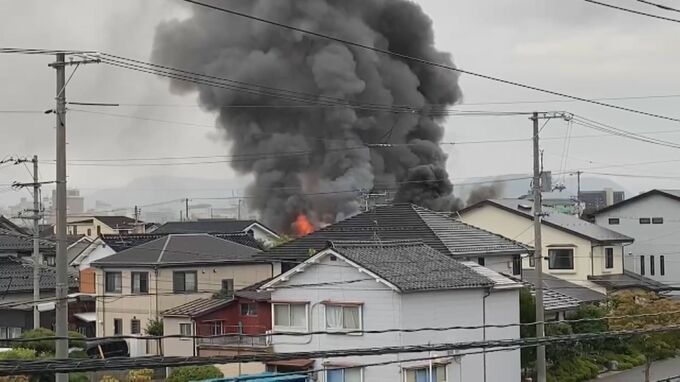 【速報】鳥取市の住宅街で炎上火災　現在も消火活動中　|　BSSニュース | BSS山陰放送